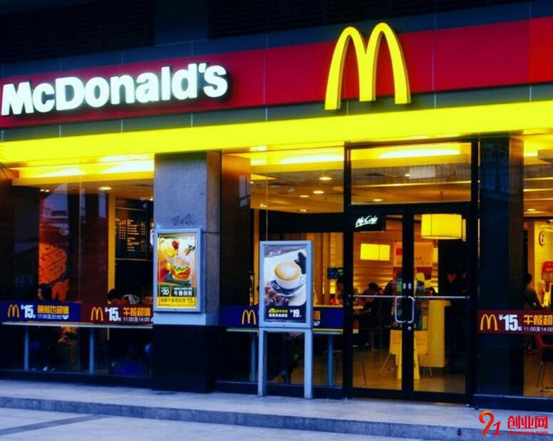 雷蒙·克罗克是如何创建麦当劳快餐王国的？