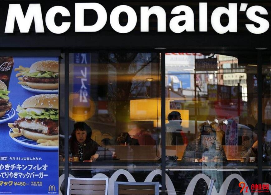 雷蒙·克罗克是如何创建麦当劳快餐王国的？