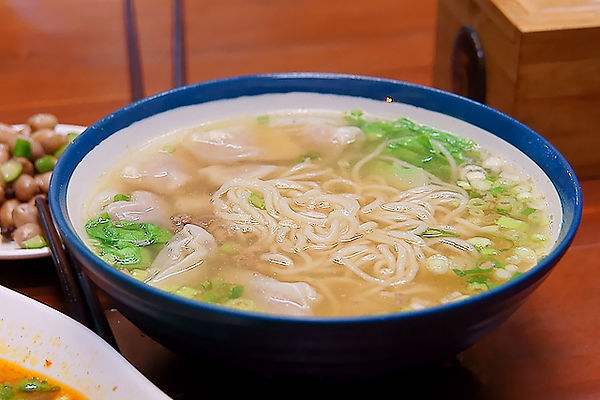 馄饨面条加盟要求高吗？在哪里适合开馄饨面条店？