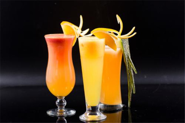 加盟鲜榨果汁哪家好?想要开店，还是要看看果汁满满