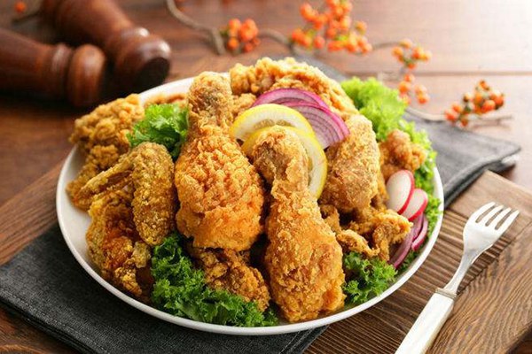 开一家网红炸鸡店加盟费多少钱？看看不同加盟方案的预估费用！