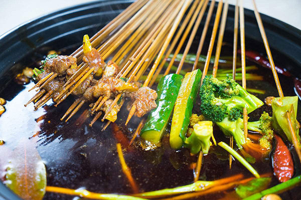 加盟串串香赚钱吗？在哪儿适合开串串香店？