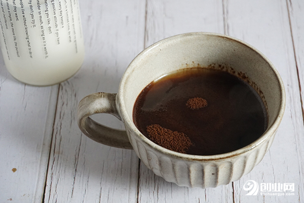 鸿仔港式奶茶一年挣多少钱?一年收入便可笑开怀