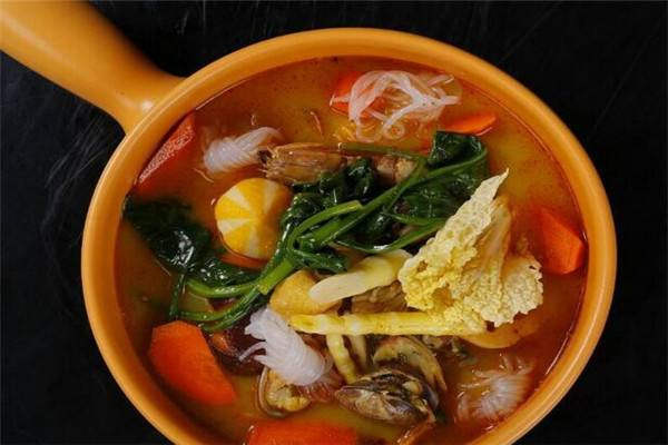 开街边麻辣烫投资多少钱才可以？麻辣烫摊位一年能挣多少钱？