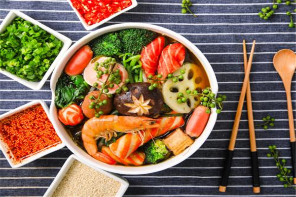 网上买底料开麻辣烫店靠谱吗？开麻辣烫咋样？